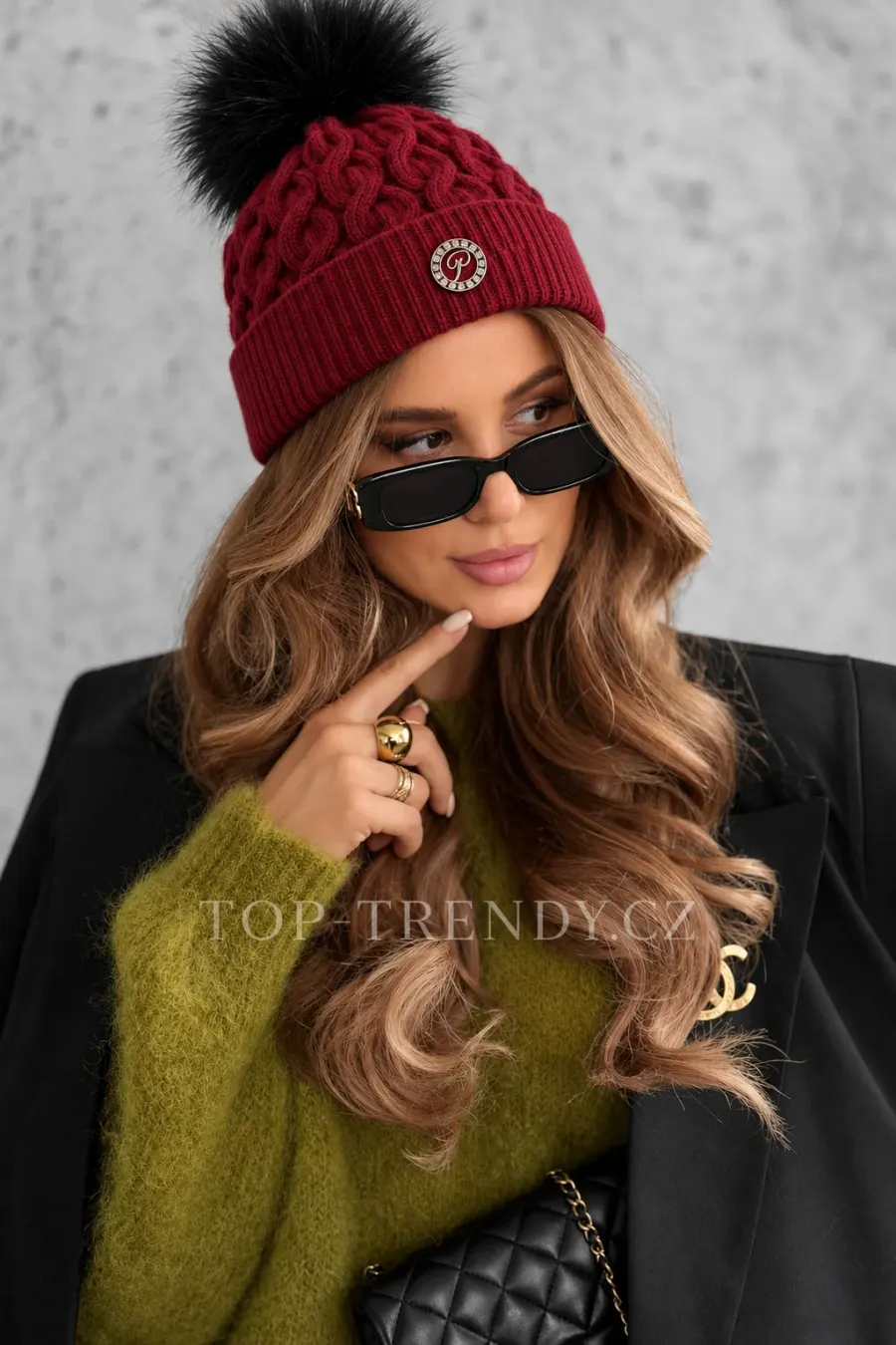 WOMEN’S CABLE-KNIT BEANIE HAT WITH POM-POM AND VENDULA DETAIL